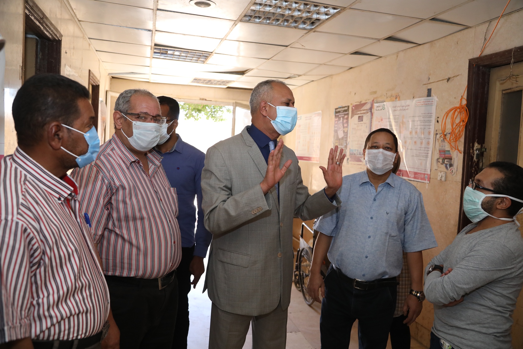 سكرتير عام محافظة قنا خلال زيارته للمستشفى (5)