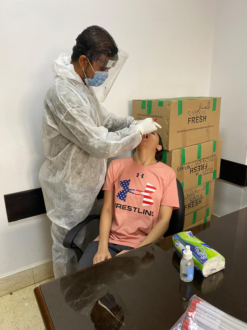 جانب أخر من إجراء المسحة