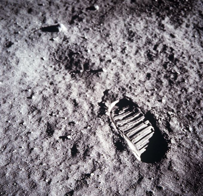 أول نزول لإنسان على سطح القمر (2)