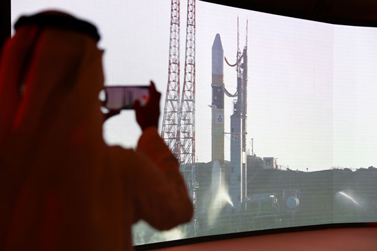 أحد العاملين بمركز محمد بن راشد للفضاء يلتقط صورة للحظة اطلاق الصاروخ