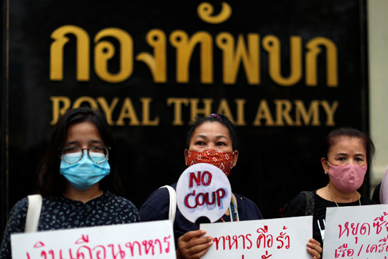لافتات مناهضة للحكومة التايلاندية