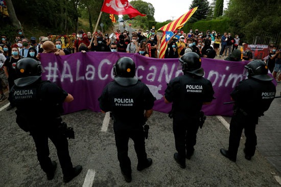 الشرطة الإسبانية تحاول منع المتظاهرين من الوصول للعائلة المالكة