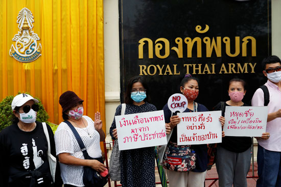 مطالبة رئيس الوزراء التايلاندي بالرحيل