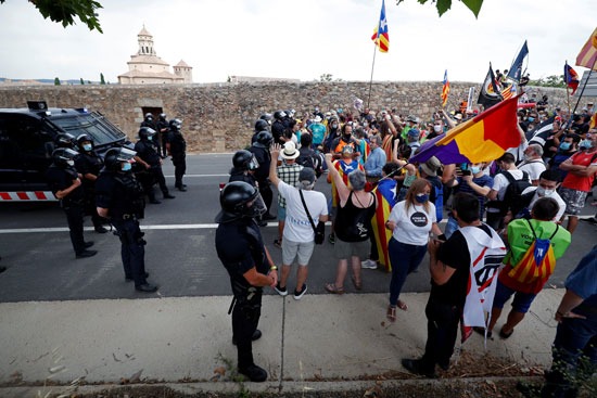 الشرطة الإسبانية تحاول منع المتظاهرين من الوصول للدير