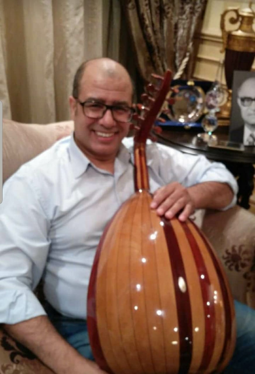 المطرب أشرف على