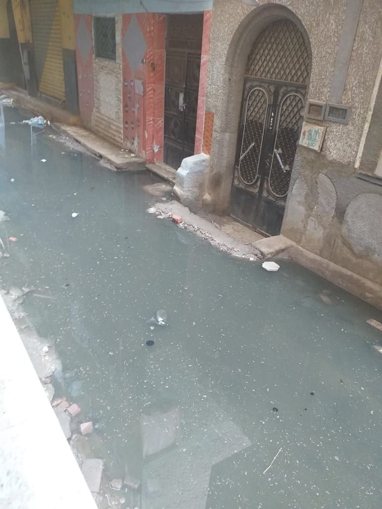 غرق منازل وشوارع قرية طناش فى الصرف الصحى (2)