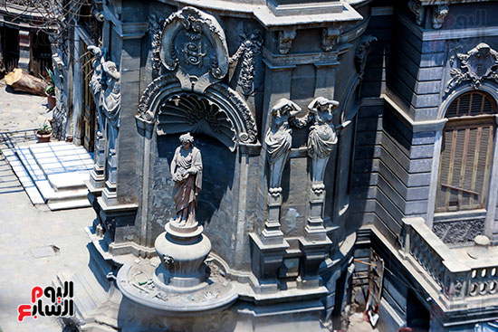 تماثيل امام القصر