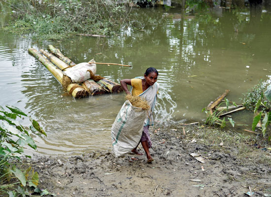 سيدة من الهند تعاني اثار الفيضان