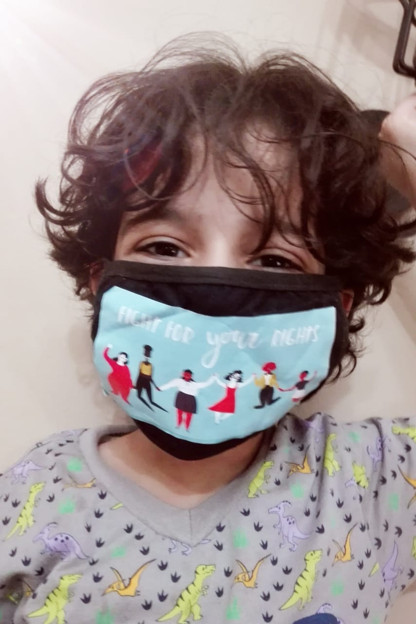 طفل يرتدى كمامة طفل يرتدى كمامة