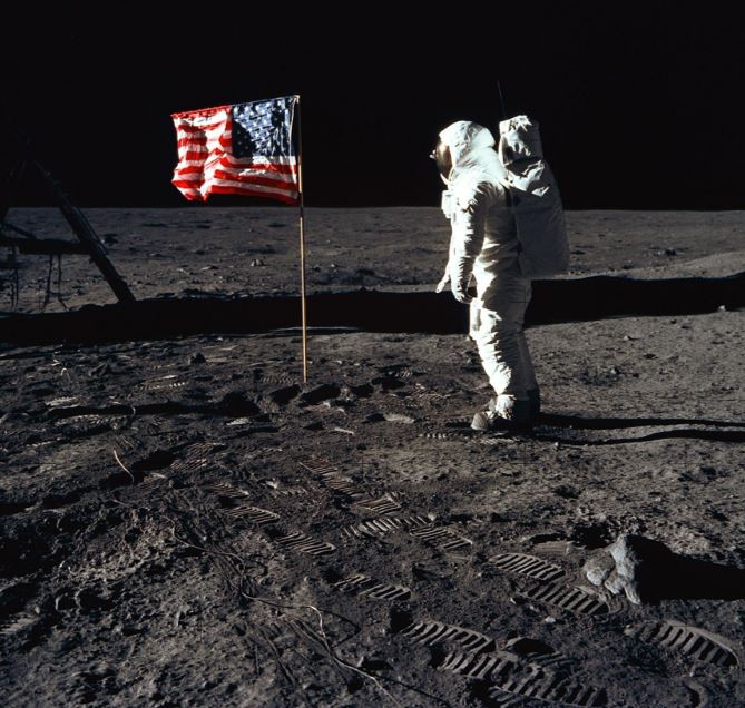 أول نزول لإنسان على سطح القمر (1)