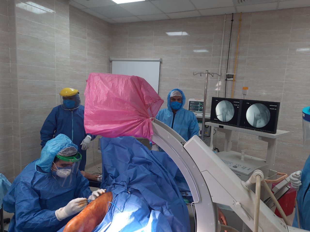 عملية جراحية جديدة لمصاب بفيروس كورونا داخل مستشفى الأقصر العام (2)