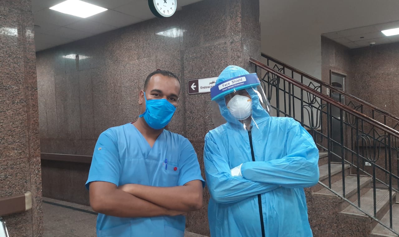 عملية جراحية جديدة لمصاب بفيروس كورونا داخل مستشفى الأقصر العام (4)
