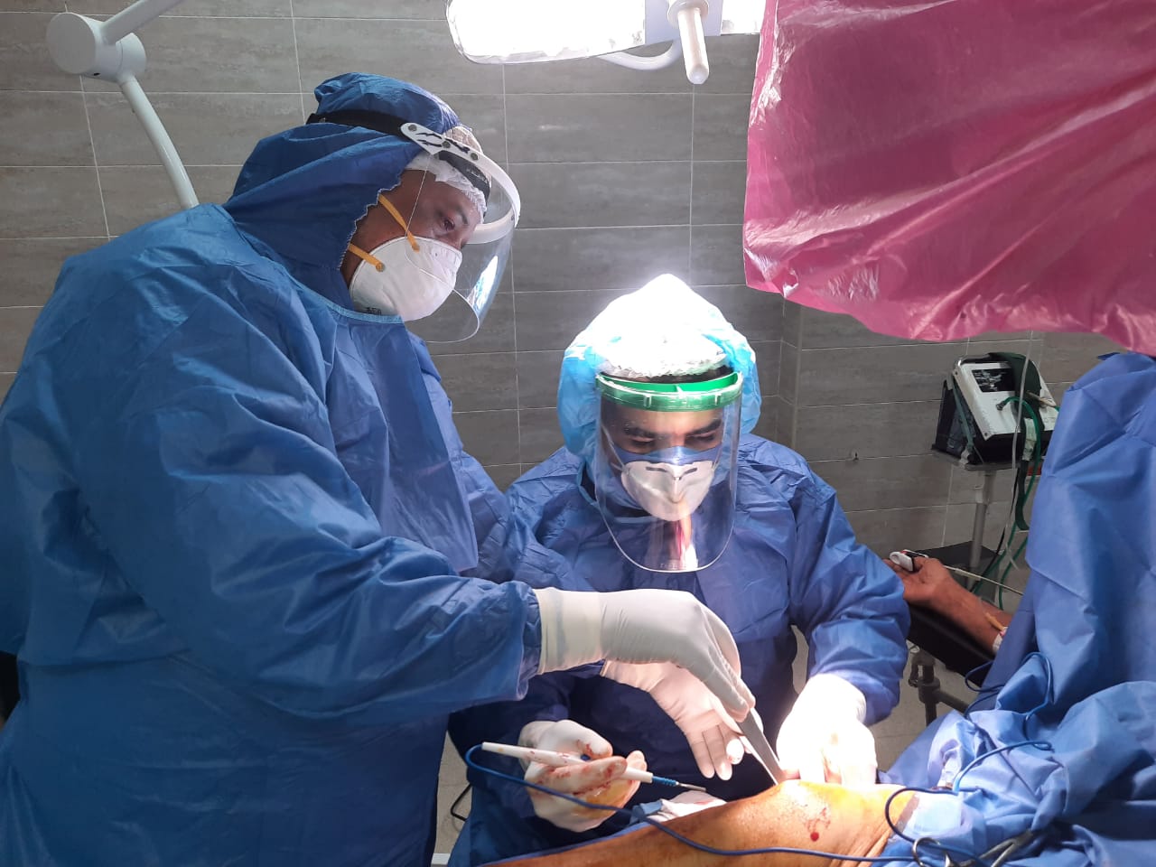 عملية جراحية جديدة لمصاب بفيروس كورونا داخل مستشفى الأقصر العام (5)