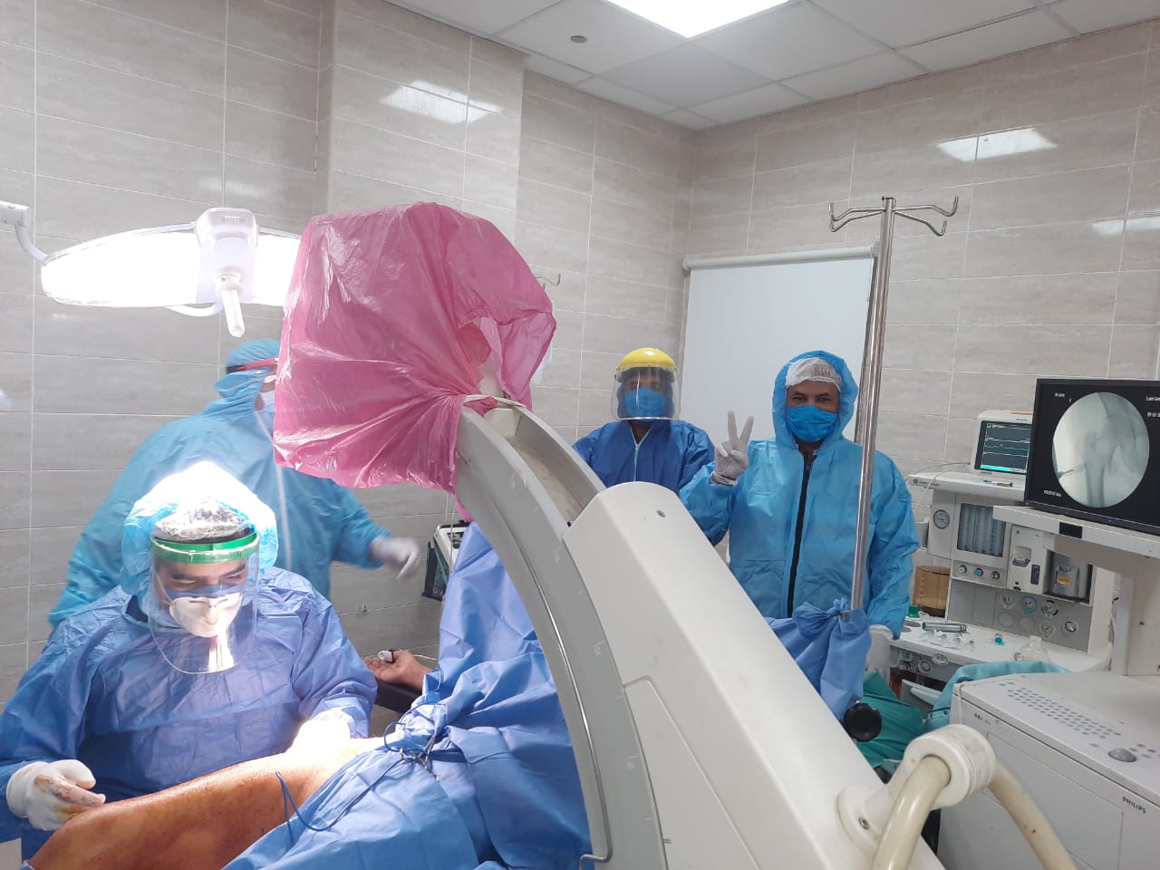 عملية جراحية جديدة لمصاب بفيروس كورونا داخل مستشفى الأقصر العام (7)