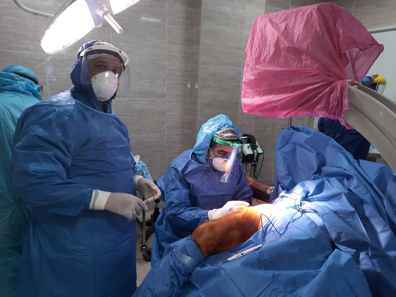عملية جراحية جديدة لمصاب بفيروس كورونا داخل مستشفى الأقصر العام (3)