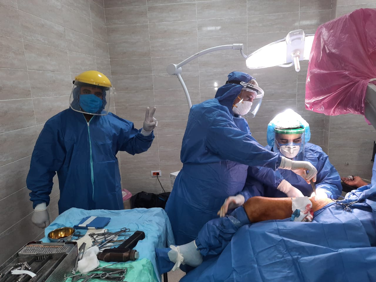 عملية جراحية جديدة لمصاب بفيروس كورونا داخل مستشفى الأقصر العام (1)