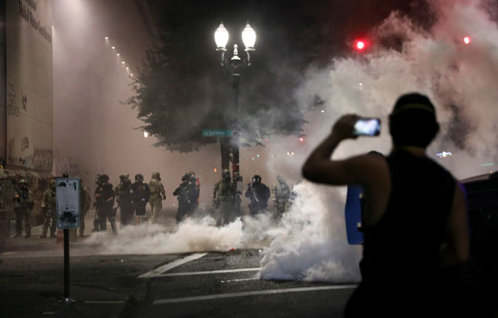الشرطة و الأمن الفيدرالى يطلقون الغازات المسبلة للدموع