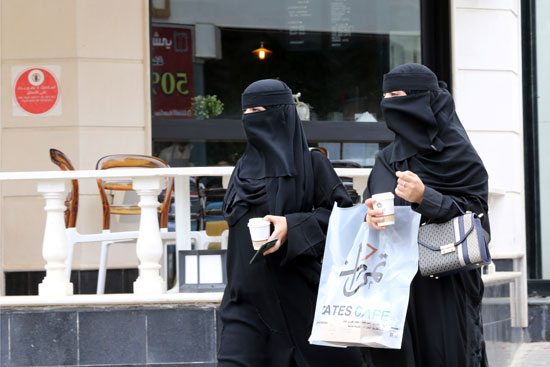 خروج المرأة السعودية للتنزه بعد أيام من حظر التجوال