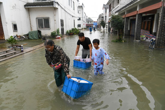 أسرة صينية تعاني اثار الفيضان