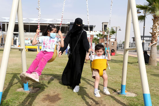 روح الفرح تظهر على الأسرة السعودية بعد أيام من حظر التجوال بسبب كورونا