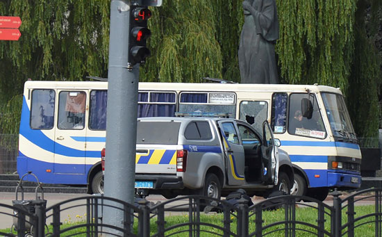 الأمن الأوكرانى أمام الأتوبيس