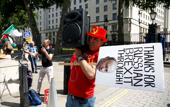 متظاهر يحمل لافتة أثناء زيارة مايك بومبيو للندن