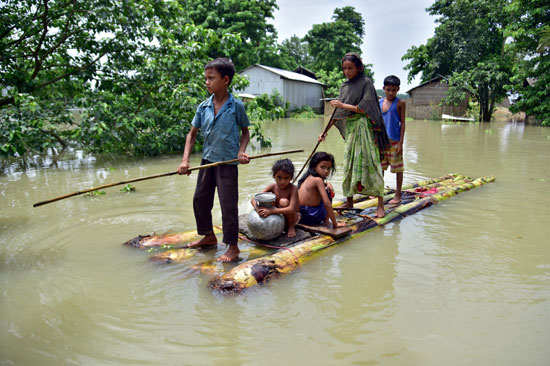 اسرة تحاول التنقل في الهند رغم الفيضان
