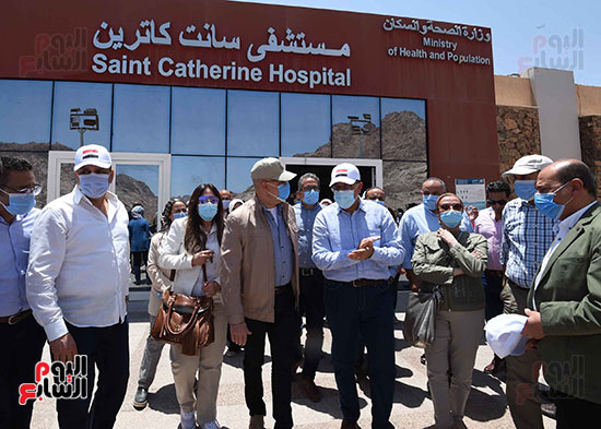 رئيس الوزراء يتفقد أعمال التطوير بمستشفى سانت كاترين (6)