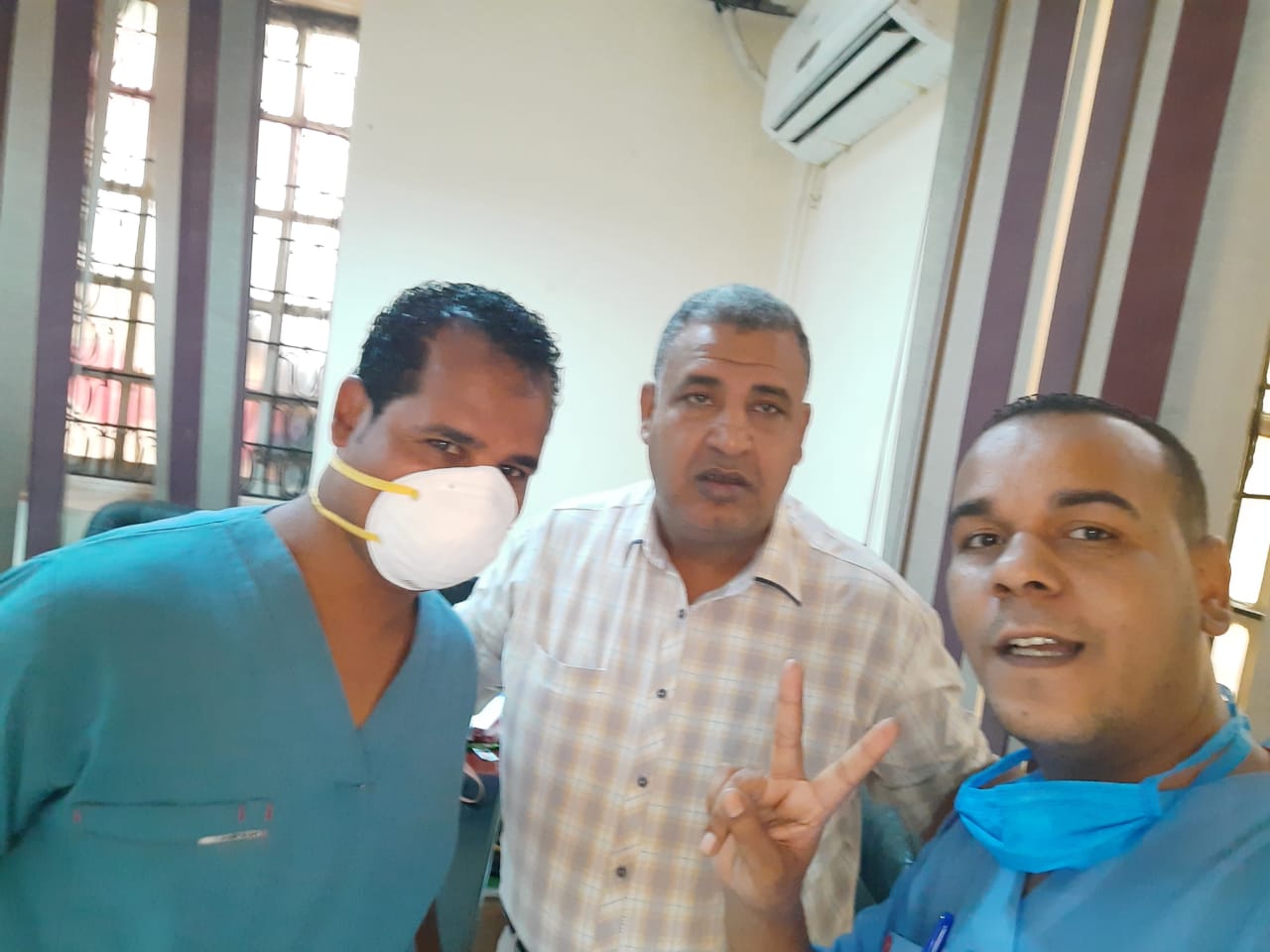 عملية جراحية جديدة لمصاب بفيروس كورونا داخل مستشفى الأقصر العام (6)