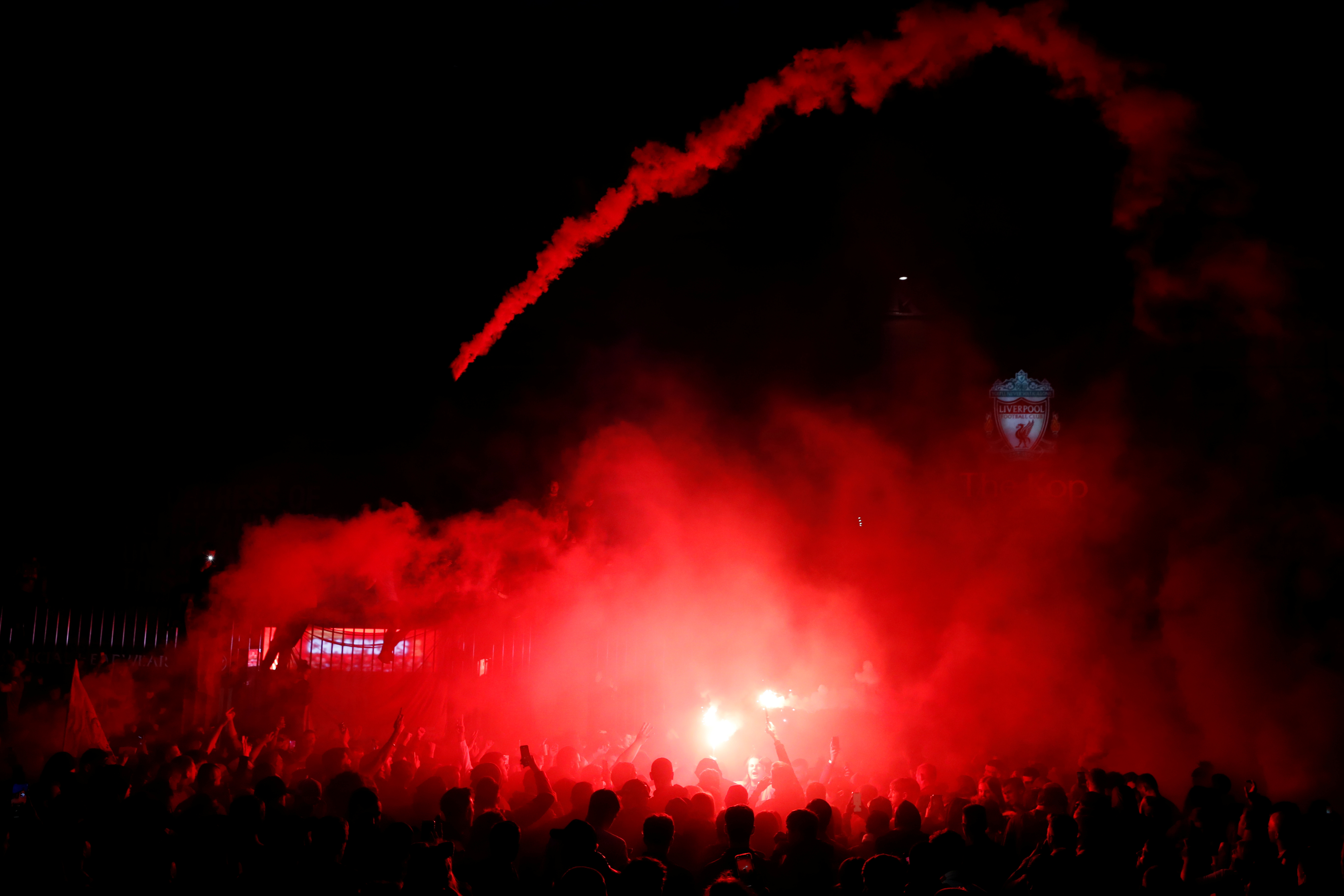 احتفالات جماهير ليفربول خارج انفيلد (6)