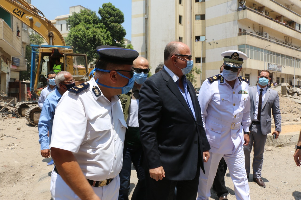 محافظ القاهرة يتفقد إزالات منطقة الطيبى بالسيدة زينب (1)