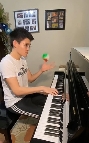 شاب يحل مكعبات الروبيك ويعزف على البيانو في وقت واحد  (1)