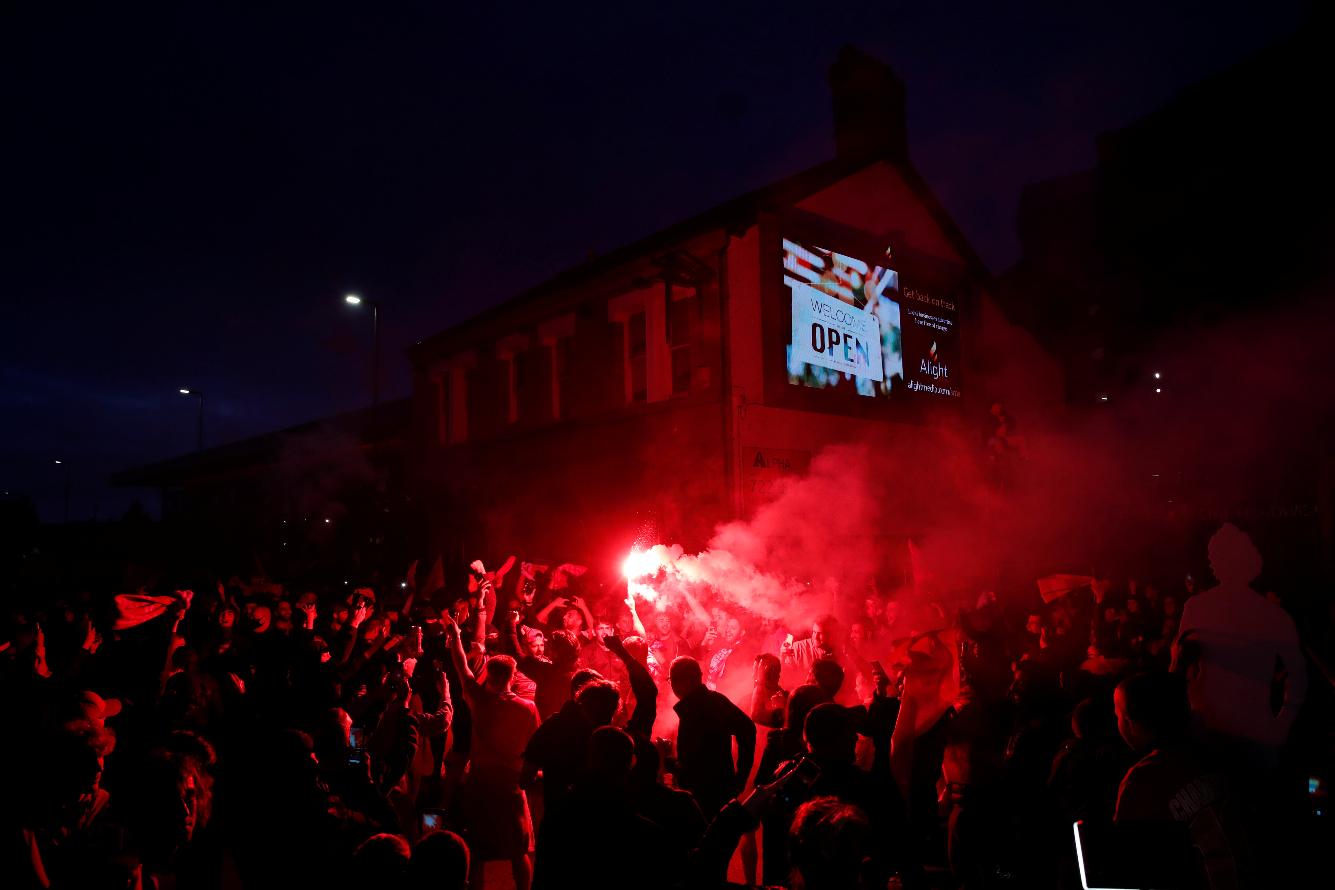 احتفالات جماهير ليفربول خارج انفيلد (4)