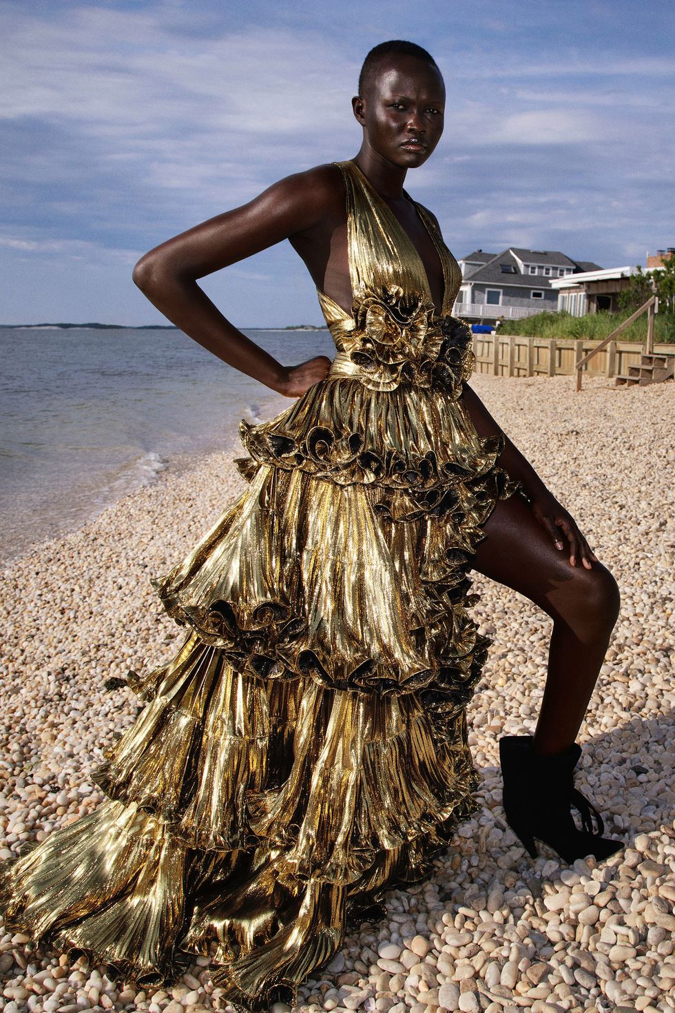 فستان من اللون الذهبى للمصمم فوتييه