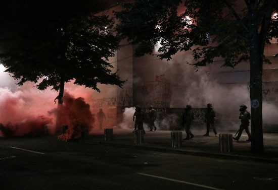 الأمن يطلق غازات مسيلة للدموع لتفريق المتظاهرين