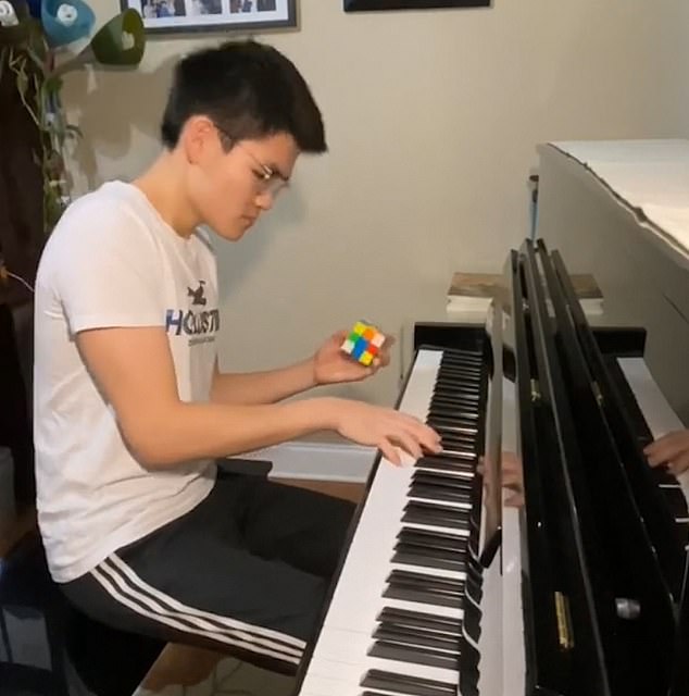 شاب يحل مكعبات الروبيك ويعزف على البيانو في وقت واحد  (3)