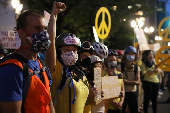 المتظاهرات يرتدين الزي الأصفر ضد عنف الشرطة