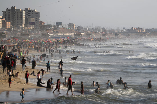 عودة الحياة إلى شواطئ غزة