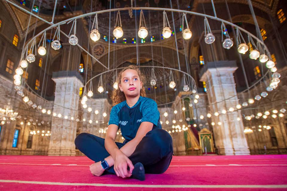 بطلة الطالوة تجلس فى المسجد