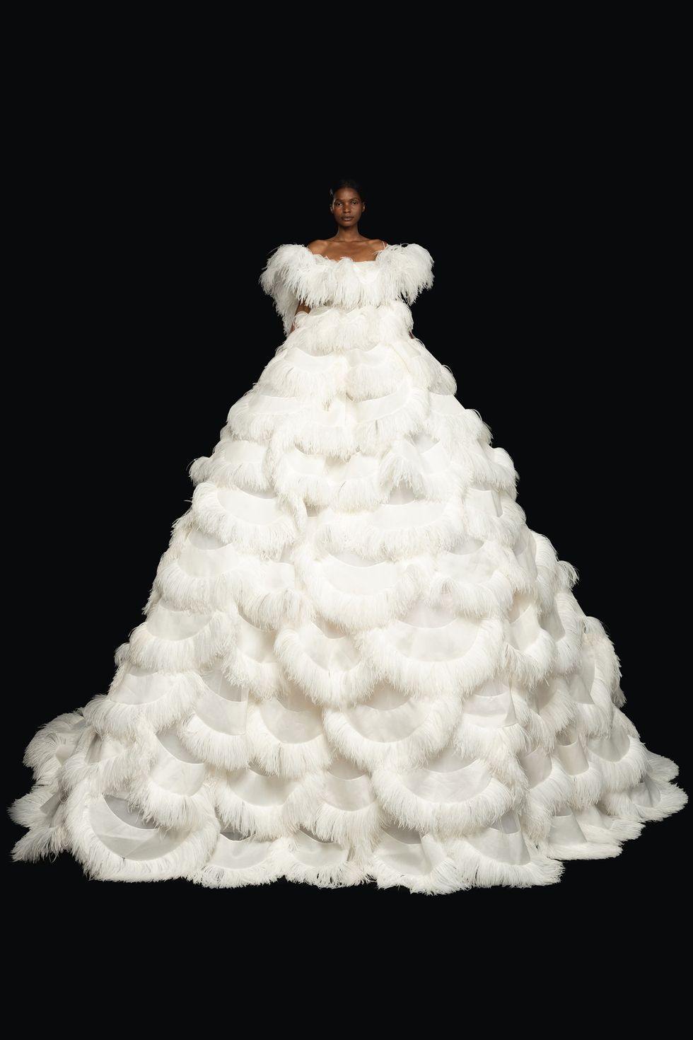 فستان  زفاف من تصميم فالنتينو ذو كرانيش عديدة من التل الابيض