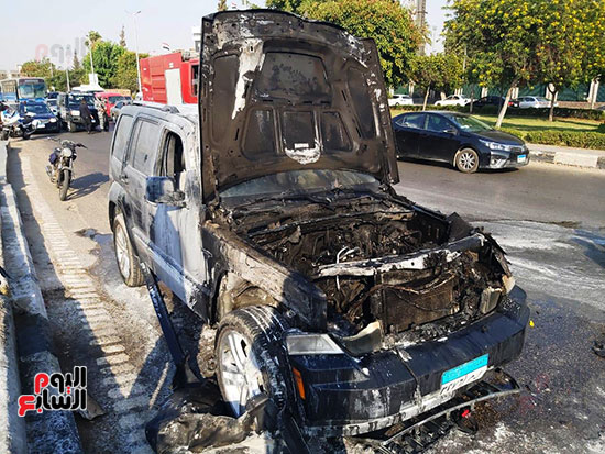 السيطرة على حريق داخل سيارة بمحور صلاح سالم (4)