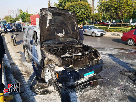 السيطرة على حريق داخل سيارة بمحور صلاح سالم (7)