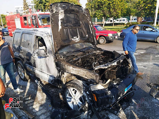 السيطرة على حريق داخل سيارة بمحور صلاح سالم (9)