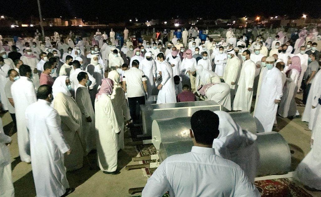 التفافا الأهل والجيران حول جثامين الضحايا قبل دفنها