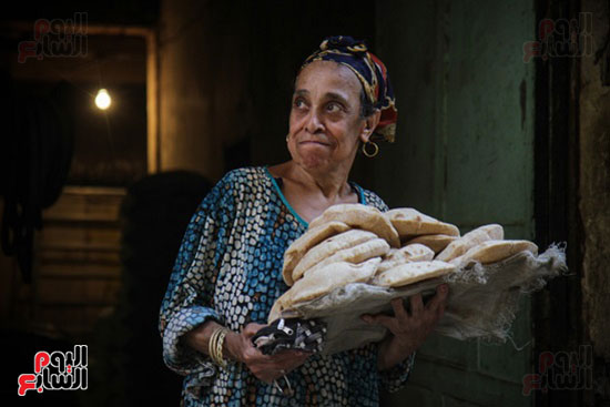 59210-امرأة-تحمل-الخبز-صباحًا-ـ-تصوير-كريم-عبدالعزيز