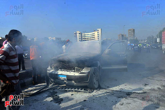 السيطرة على حريق داخل سيارة بمحور صلاح سالم (28)