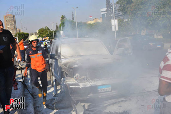 السيطرة على حريق داخل سيارة بمحور صلاح سالم (26)