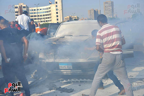 السيطرة على حريق داخل سيارة بمحور صلاح سالم (37)