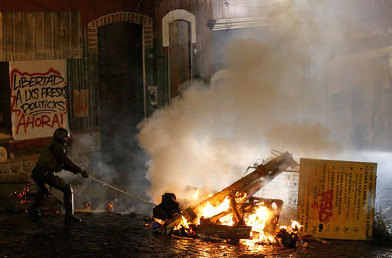 متظاهرون يشعلون النيران فى شوارع تشيلى