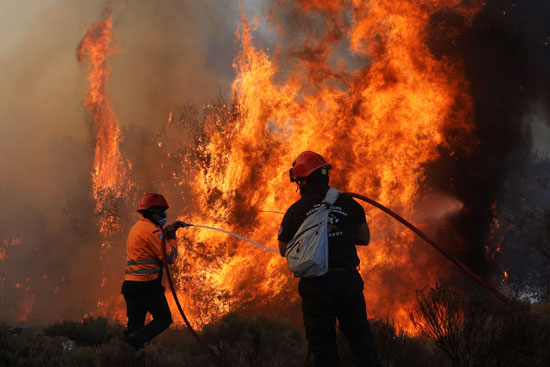 رجال الاطفاء يكافحون للسيطرة على النيران